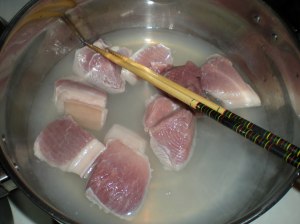 Cleaning pork in water.
